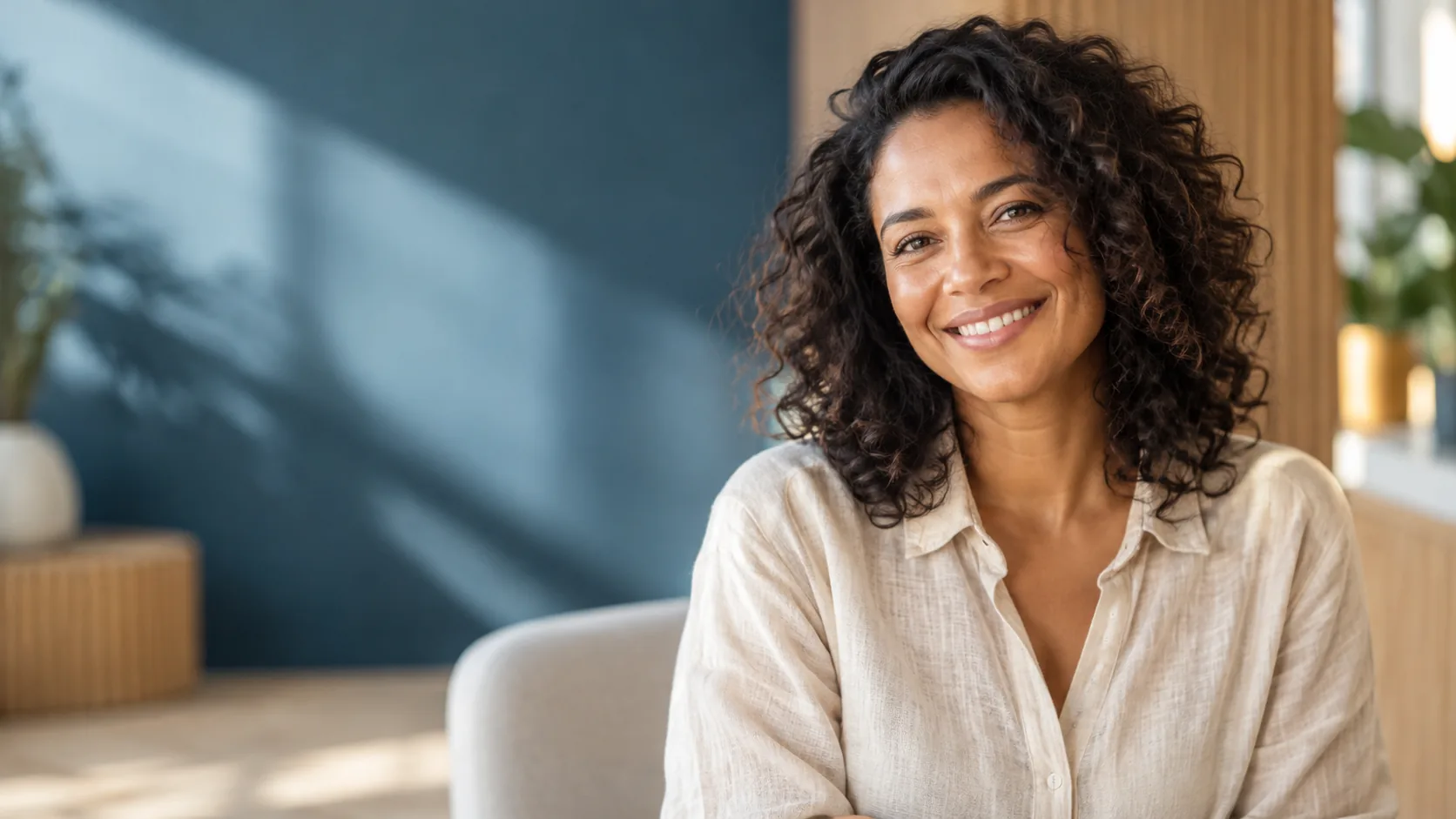 Fictief sfeerportret van een vrouw met een natuurlijke glimlach