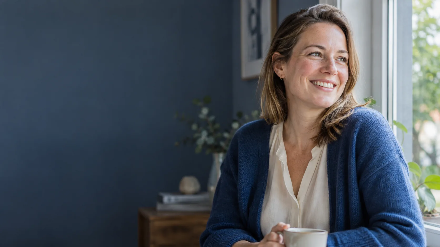Fictief sfeerportret van een vrouw met een natuurlijke glimlach